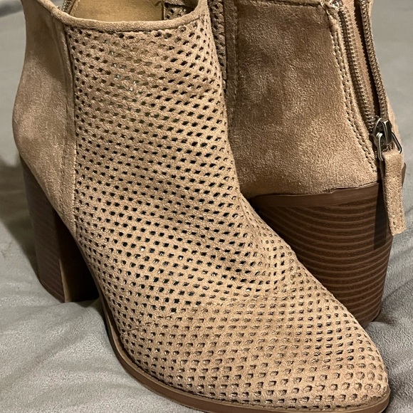 Women’s size 8 1/2 tan ankle boots - Picture 6 of 6